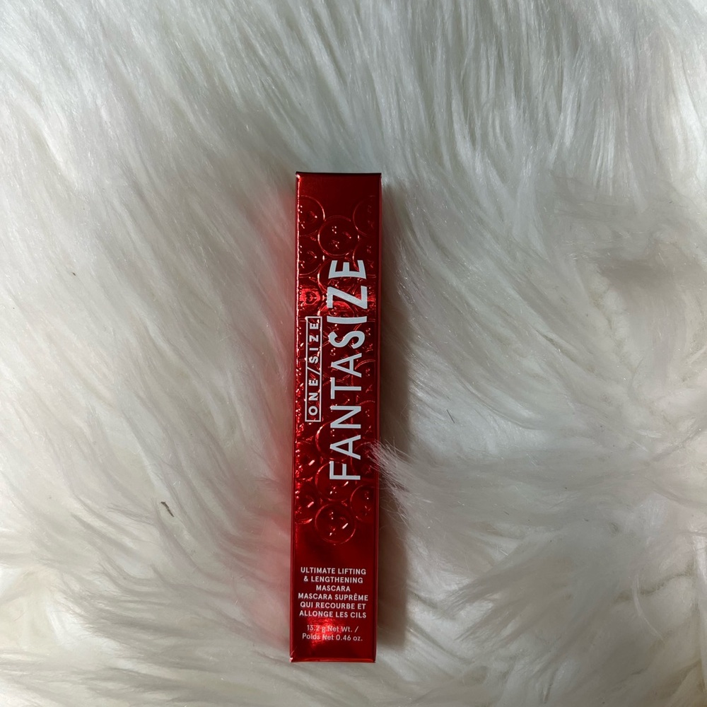 ONE/SIZE Fantasize Mascara in Bold Red